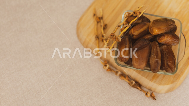 A plate of healthy dates, Deglat Nour dates, a meal with a high nutritional value, Ramadan hospitality, healthy and delicious dates, a plate full of healthy sugary dates