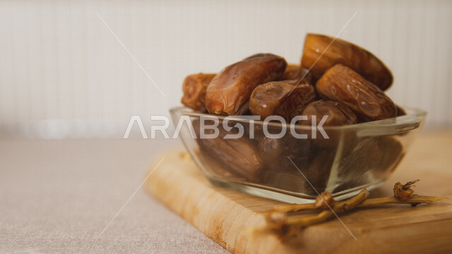 طبق من التمر الصحي ، تمر دقلة نور ، وجبة ذات قيمة غذائية عالية ، ضيافة رمضانية ، التمور الصحية واللذيذة ، طبق مليء من التمر السكري الصحي