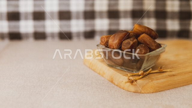 طبق من التمر الصحي ، تمر دقلة نور ، وجبة ذات قيمة غذائية عالية ، ضيافة رمضانية ، التمور الصحية واللذيذة ، طبق مليء من التمر السكري الصحي