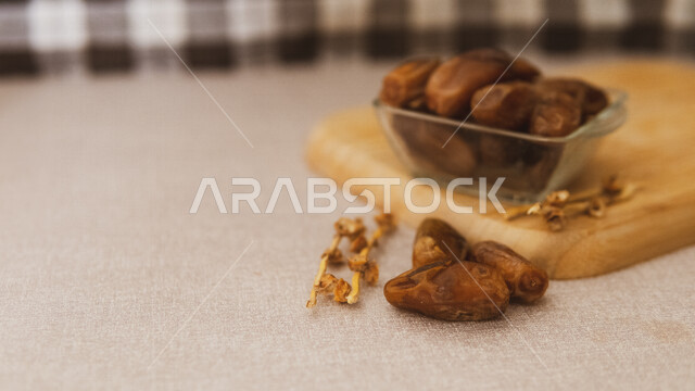 A plate of healthy dates, Deglat Nour dates, a meal with a high nutritional value, Ramadan hospitality, healthy and delicious dates, a plate full of healthy sugary dates