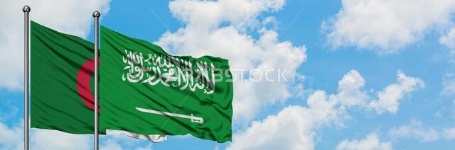يرفرف علم الجزائر والسعودية معاً في مهب الريح أمام سماء زرقاء صافية تتلألأ فيها الغيوم البيضاء. مفهوم الدبلوماسية، العلاقات الدولية. يرفرف علم الجزائر والسعودية معاً في مهب الريح أمام سماء زرقاء صافية تتلألأ فيها الغيوم البيضاء. مفهوم الدبلوماسية، العلاقات الدولية.
