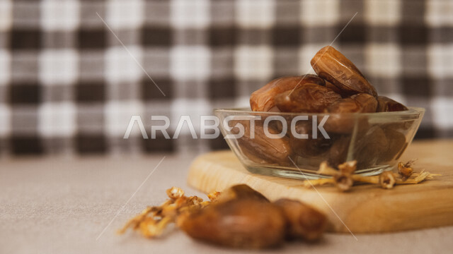 طبق من التمر الصحي ، تمر دقلة نور ، وجبة ذات قيمة غذائية عالية ، ضيافة رمضانية ، التمور الصحية واللذيذة ، طبق مليء من التمر السكري الصحي