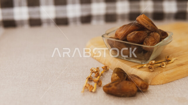 طبق من التمر الصحي ، تمر دقلة نور ، وجبة ذات قيمة غذائية عالية ، ضيافة رمضانية ، التمور الصحية واللذيذة ، طبق مليء من التمر السكري الصحي