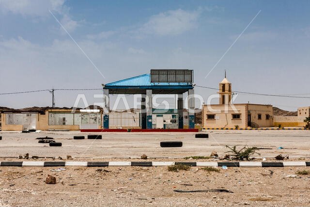 إحدى محطات الوقود المهجورة العديدة التي تضم متاجر ملحقة بها على طول طريق مكة المكرمة، المملكة العربية السعودية
