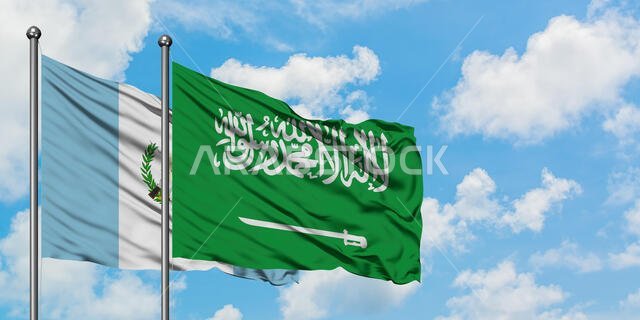 يرفرف علم غواتيمالا وعلم المملكة العربية السعودية معاً في مهب الريح أمام سماء زرقاء صافية تتخللها غيوم بيضاء. مفهوم الدبلوماسية، العلاقات الدولية.