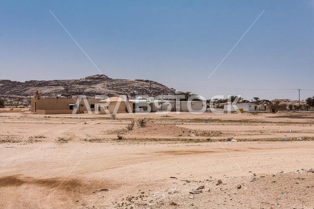 منزل عائلي نموذجي يمتلك مشروعًا تجاريًا صغيرًا على طول طريق مكة المكرمة، المملكة العربية السعودية
