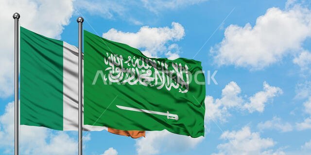 يرفرف علم أيرلندا وعلم السعودية معاً في مهب الريح أمام سماء زرقاء صافية تتلألأ بالغيوم البيضاء. مفهوم الدبلوماسية، العلاقات الدولية. يرفرف علم أيرلندا وعلم السعودية معاً في مهب الريح أمام سماء زرقاء صافية تتلألأ بالغيوم البيضاء. مفهوم الدبلوماسية، العلاقات الدولية.