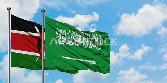 يرفرف علم كينيا وعلم السعودية معاً في مهب الريح أمام سماء زرقاء صافية تتخللها غيوم بيضاء. مفهوم الدبلوماسية، العلاقات الدولية.