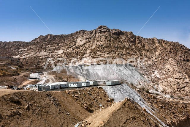 إنتاج مواد البناء في الجبال القريبة من الطائف، المملكة العربية السعودية