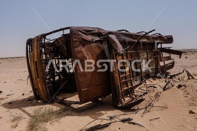 هيكل الحافلة المحترقة على جانب طريق مكة المكرمة، المملكة العربية السعودية