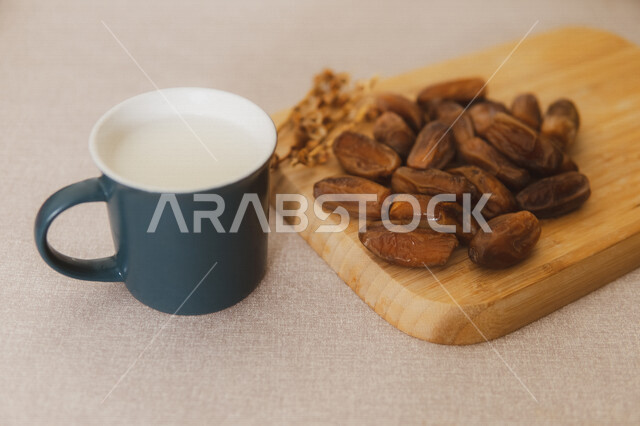 مجموعة من حبات التمر الصحي مع كأس من الحليب ، تمر دقلة نور ، وجبة ذات قيمة غذائية عالية ، ضيافة رمضانية ، التمور الصحية واللذيذة ،  التمر السكري الصحي ، وجبة فطور صحية ، فطور صباحي