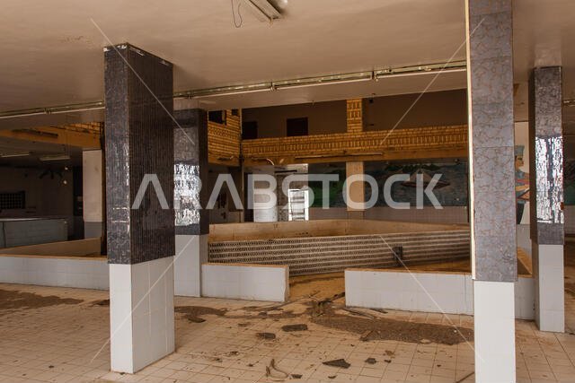 صورة داخلية لمطعم مهجور يقع في منتصف الطريق بين الرياض وجدة، المملكة العربية السعودية