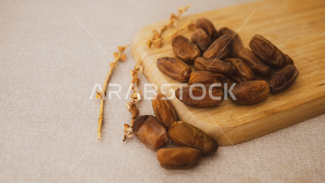 مجموعة من حبات التمر الصحي ، تمر دقلة نور ، وجبة ذات قيمة غذائية عالية ، ضيافة رمضانية ، التمور الصحية واللذيذة ، التمر السكري الصحي