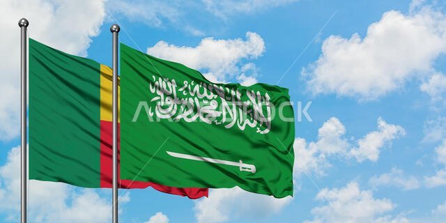 يرفرف علم بنين وعلم السعودية معاً في مهب الريح أمام سماء زرقاء صافية تتخللها غيوم بيضاء. مفهوم الدبلوماسية، العلاقات الدولية.
