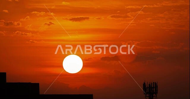 الجبيل، المملكة العربية السعودية - 18 ديسمبر 2015: شروق الشمس بألوان خلابة