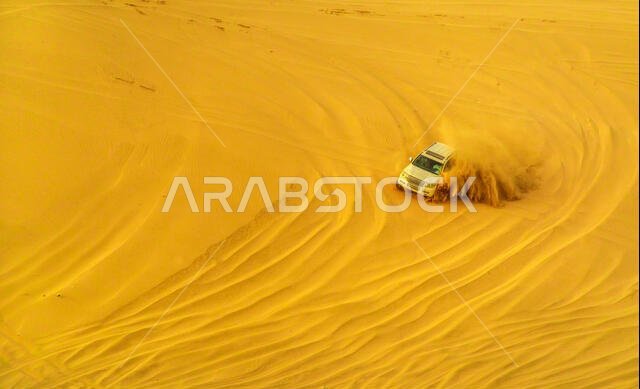 مغامرة سفاري صحراوية بسيارة دفع رباعي تشق طريقها بين الكثبان الرملية عند غروب الشمس في قطر والمملكة العربية السعودية، قطر، الشرق الأوسط