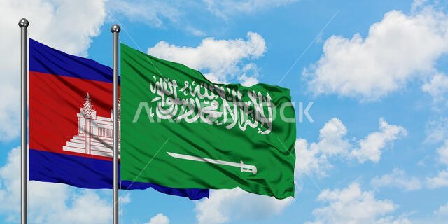 يرفرف علم كمبوديا والسعودية معاً في مهب الريح أمام سماء زرقاء صافية تتخللها غيوم بيضاء. مفهوم الدبلوماسية، العلاقات الدولية.