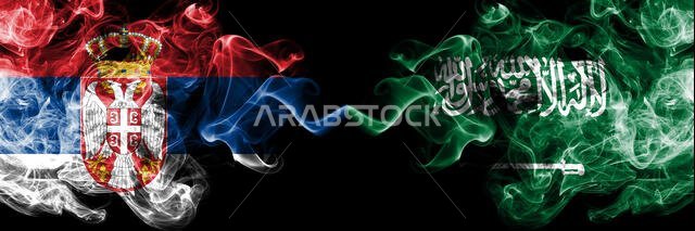 صربيا ضد السعودية، أعلام عربية دخانية غامضة موضوعة جنبًا إلى جنب. مزيج كثيف من الدخان الحريري الملون للعلمين الصربي والسعودي، أعلام عربية
