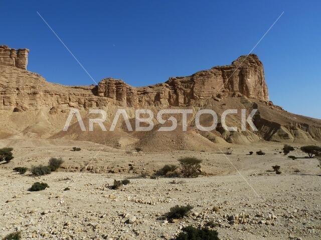 المنحدرات الصخرية على حافة النتوءات الرسوبية الترياسية والجوارسية غرب الرياض