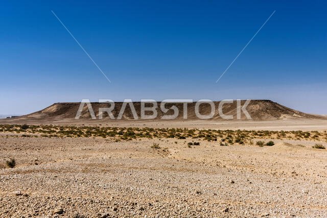 تكوين رسوبي مسطح في الصحراء بالقرب من الرياض، المملكة العربية السعودية
