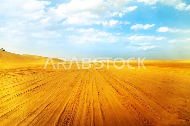 كثبان رملية في صحراء خور العديد عند غروب الشمس بالقرب من قطر والمملكة العربية السعودية. خور العديد، الخليج العربي، الشرق الأوسط. رحلات استكشافية ومغامراتية