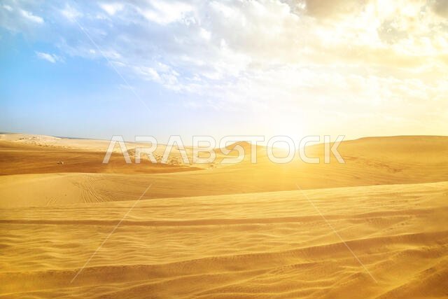 كثبان رملية في صحراء خور العديد عند غروب الشمس بالقرب من قطر والمملكة العربية السعودية. خور العديد، الخليج العربي، الشرق الأوسط. رحلات استكشافية ومغامراتية