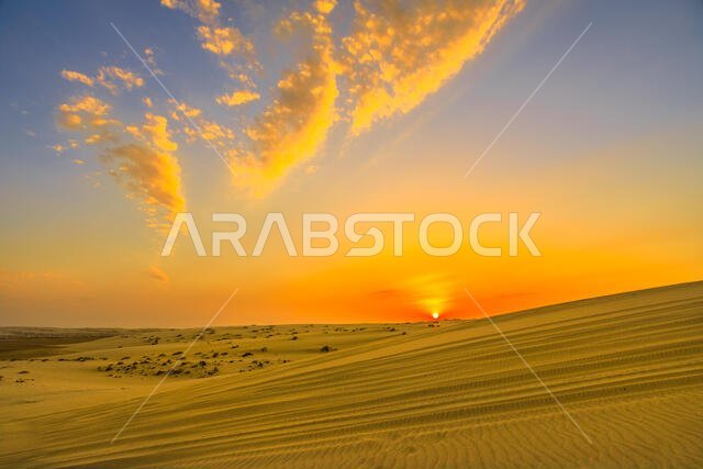 شمس الغروب فوق الكثبان الرملية في بحر سيتو الداخلي. منظر صحراوي قرب قطر والمملكة العربية السعودية. خور العديد، الخليج العربي، الشرق الأوسط. ديسكفري و
