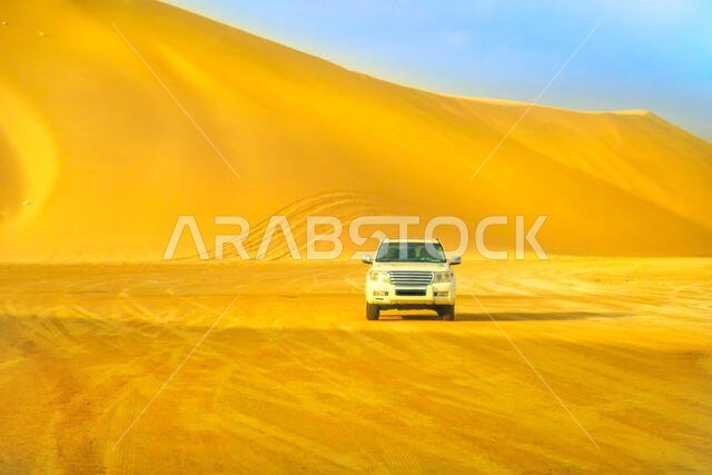 خور العديد، قطر - ١٩ فبراير ٢٠١٩: مغامرة على الطرق الوعرة في الصحراء العربية. صورة أمامية لسيارة تويوتا لاند كروزر رباعية الدفع بعد اجتياز الكثبان الرملية في الداخل.