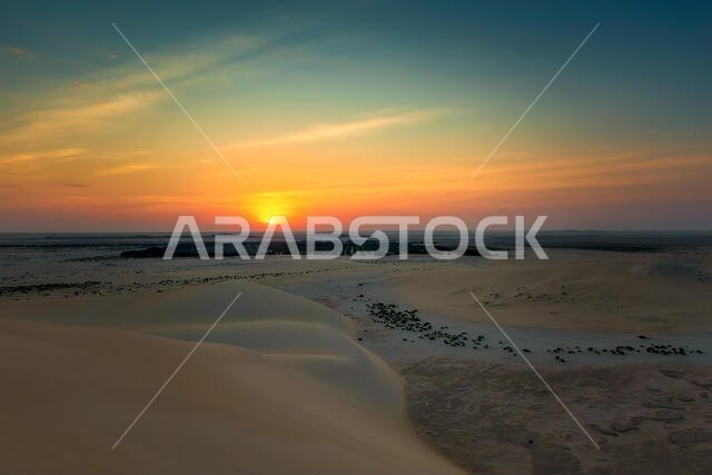 شروق شمس خلاب في صحراء الدمام بالمملكة العربية السعودية