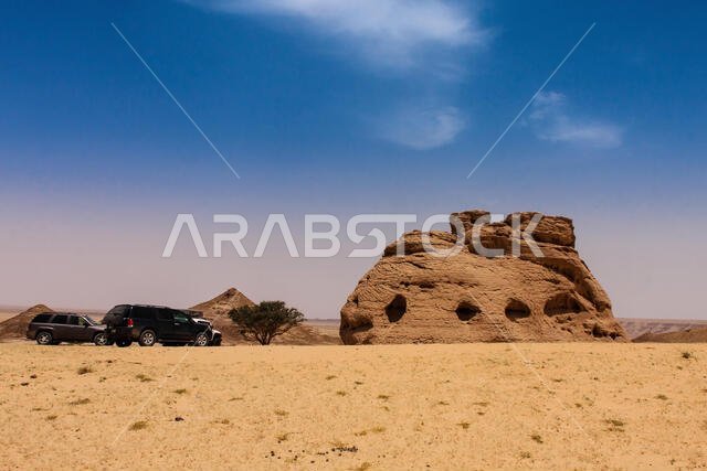 سيارات الدفع الرباعي بالقرب من حجر الكاتدرائية، وهو تكوين طبيعي من الحجر الرملي ومعلم سياحي شهير في الصحراء بالقرب من الرياض