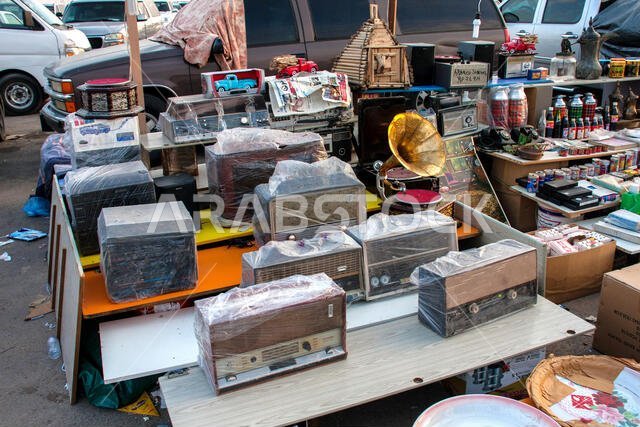 أجهزة الراديو القديمة وغيرها من البضائع المعروضة في سوق البازار بالقرب من قرية مهرجان الجنادرية