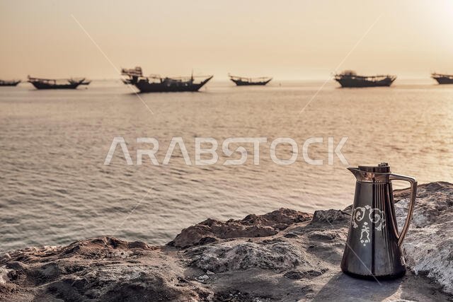 قارب جميل يطل على شروق الشمس على شاطئ البحر. الدمام - المملكة العربية السعودية