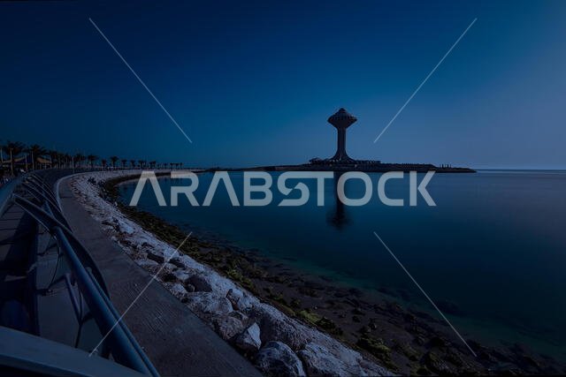 منظر ليلي مقمر على شاطئ مدينة الخبر في المملكة العربية السعودية