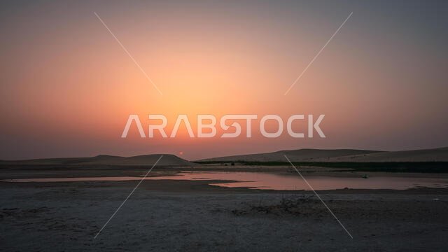 شروق شمس خلاب في صحراء الدمام بالمملكة العربية السعودية