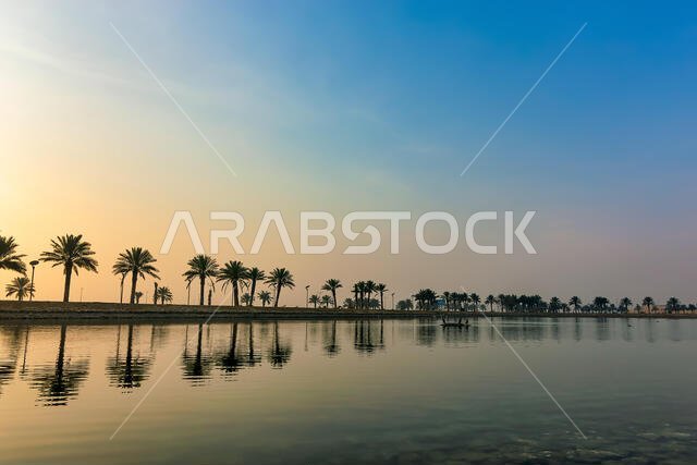 مشهد شروق الشمس الرائع في بحيرة مدن بالدمام، المملكة العربية السعودية