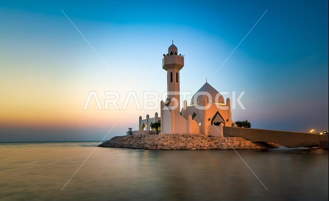 منظر شروق الشمس الجميل عند مسجد كورنيش الخبر - المملكة العربية السعودية.