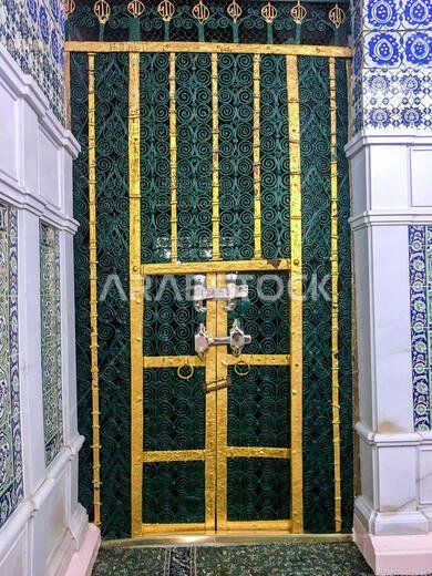 المدينة المنورة، المملكة العربية السعودية - ٢٤ يونيو ٢٠١٩: قبر النبي محمد صلى الله عليه وسلم وبابه في ٢٤ يونيو ٢٠١٩ في المدينة المنورة، المملكة العربية السعودية.