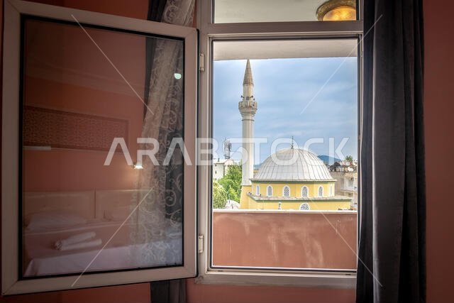 المسجد الأصفر من خلال نافذة في منتصف النهار