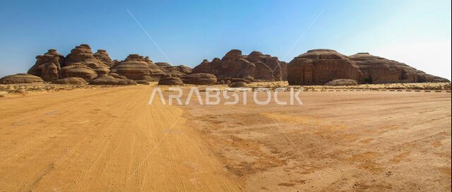 منظر بانورامي لمدائن صالح، وهو موقع أثري يضم مقابر نبطية في المملكة العربية السعودية.