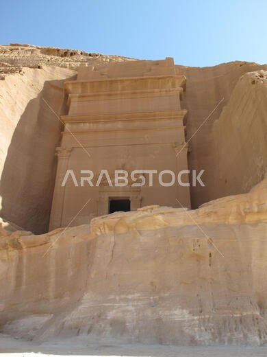 مقبرة منحوتة في الصخر في مدائن صالح، وهو موقع أثري يضم مقابر نبطية في المملكة العربية السعودية.