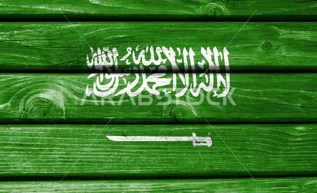 علم المملكة العربية السعودية مرسوم على خلفية خشبية، صورة مقربة.