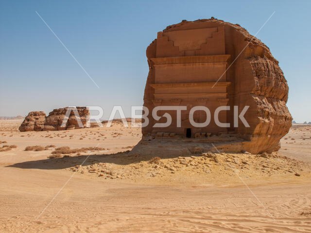 مقبرة منعزلة منحوتة في الصخر في مدائن صالح، وهو موقع أثري يضم مقابر نبطية في المملكة العربية السعودية.