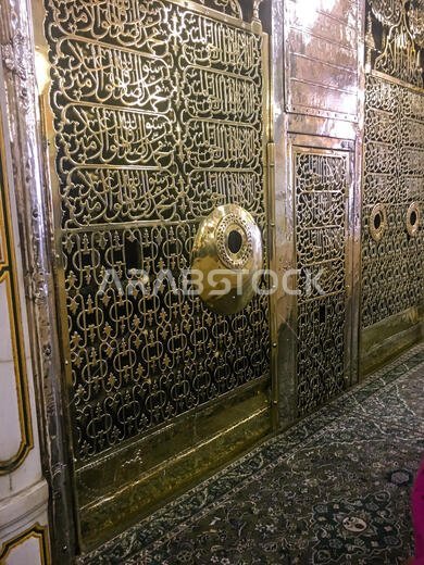 المدينة المنورة، المملكة العربية السعودية - ٢٤ يونيو ٢٠١٩: ضريح النبي محمد صلى الله عليه وسلم، وقادة المسلمين الأوائل، أبو بكر وعمر بن الخطاب، في ٢٤ يونيو ٢٠١٩ بالمدينة المنورة