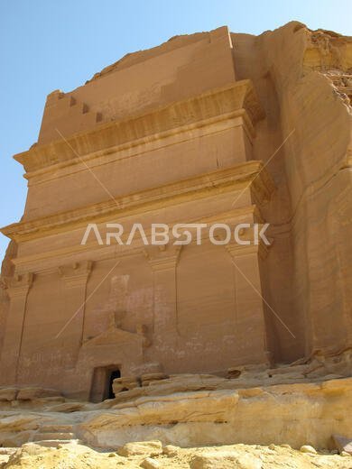 مقبرة منحوتة في الصخر في مدائن صالح، وهو موقع أثري يضم مقابر نبطية في المملكة العربية السعودية.