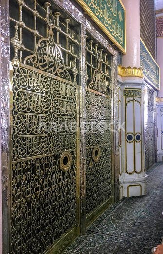 المدينة المنورة، المملكة العربية السعودية - ٢٤ يونيو ٢٠١٩: ضريح النبي محمد صلى الله عليه وسلم، وقادة المسلمين الأوائل، أبو بكر وعمر بن الخطاب، في ٢٤ يونيو ٢٠١٩ بالمدينة المنورة