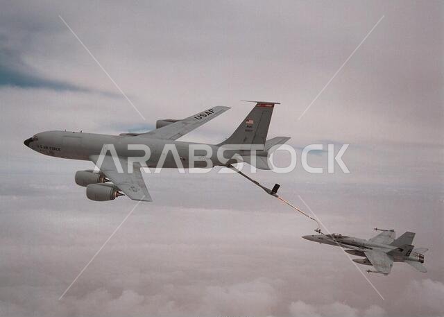 في 24 أبريل/نيسان 1996، قامت طائرة تزويد وقود من طراز KC-135 تابعة لسلاح الجو الأمريكي بتزويد طائرة مقاتلة من طراز F/A-18C تابعة للبحرية الأمريكية من سرب المقاتلات الهجومية 131 (VFA-131) بالوقود في سماء المملكة العربية السعودية. كانت الطائرتان تعملان ضمن عملية المراقبة الجنوبية. وكانت طائرة F/A-18C، المعروفة أيضًا باسم "هورنت"، تستعد للقيام بدورية لفرض منطقة حظر الطيران فوق جنوب العراق. ويعمل سرب VFA-131 من حاملة الطائرات الأمريكية "يو إس إس جورج واشنطن" (CVN 73) المنتشرة حاليًا في الخليج العربي