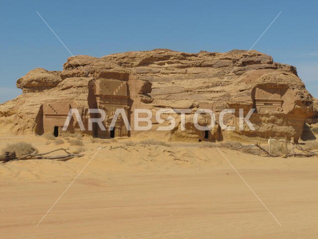 مجموعة من المقابر المنحوتة في الصخر في مدائن صالح، وهو موقع أثري يضم مقابر نبطية في المملكة العربية السعودية.