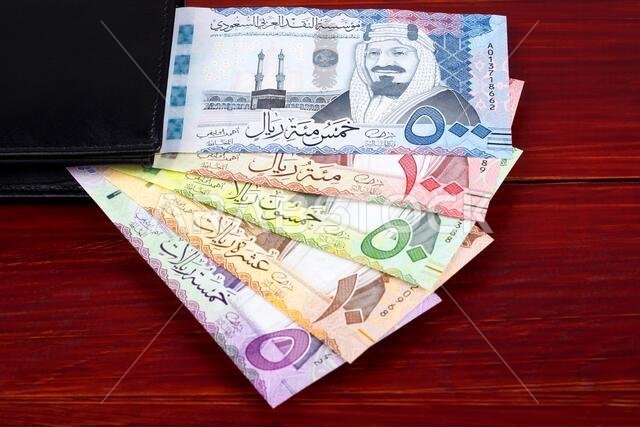 الريال السعودي في المحفظة السوداء