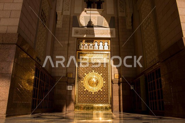 المدينة المنورة، المملكة العربية السعودية - أغسطس 2019: حجاج مسلمون يزورون المسجد النبوي الشريف، وهو وجهة رائعة تتميز بهندسة معمارية مميزة.