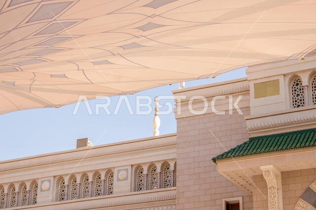 المدينة المنورة، المملكة العربية السعودية - أغسطس 2019: حجاج مسلمون يزورون المسجد النبوي الشريف، وهو وجهة رائعة تتميز بهندسة معمارية مميزة.